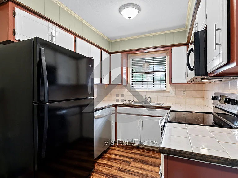 438 Helen St #2 — Photo 4