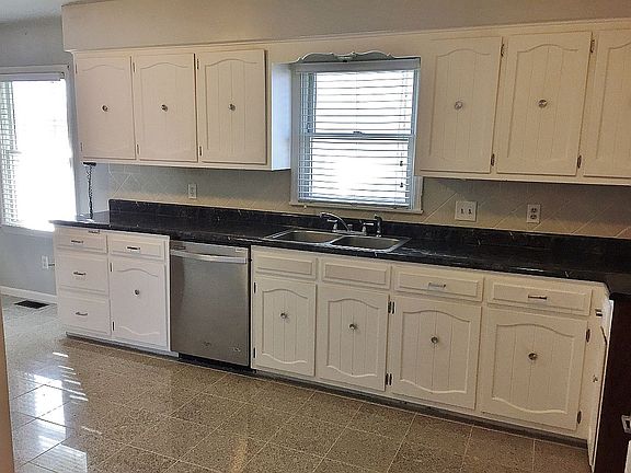 3rd image of 469 Sunnymeade Ln