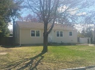 18 Peloquin Dr, Easthampton, MA 01027