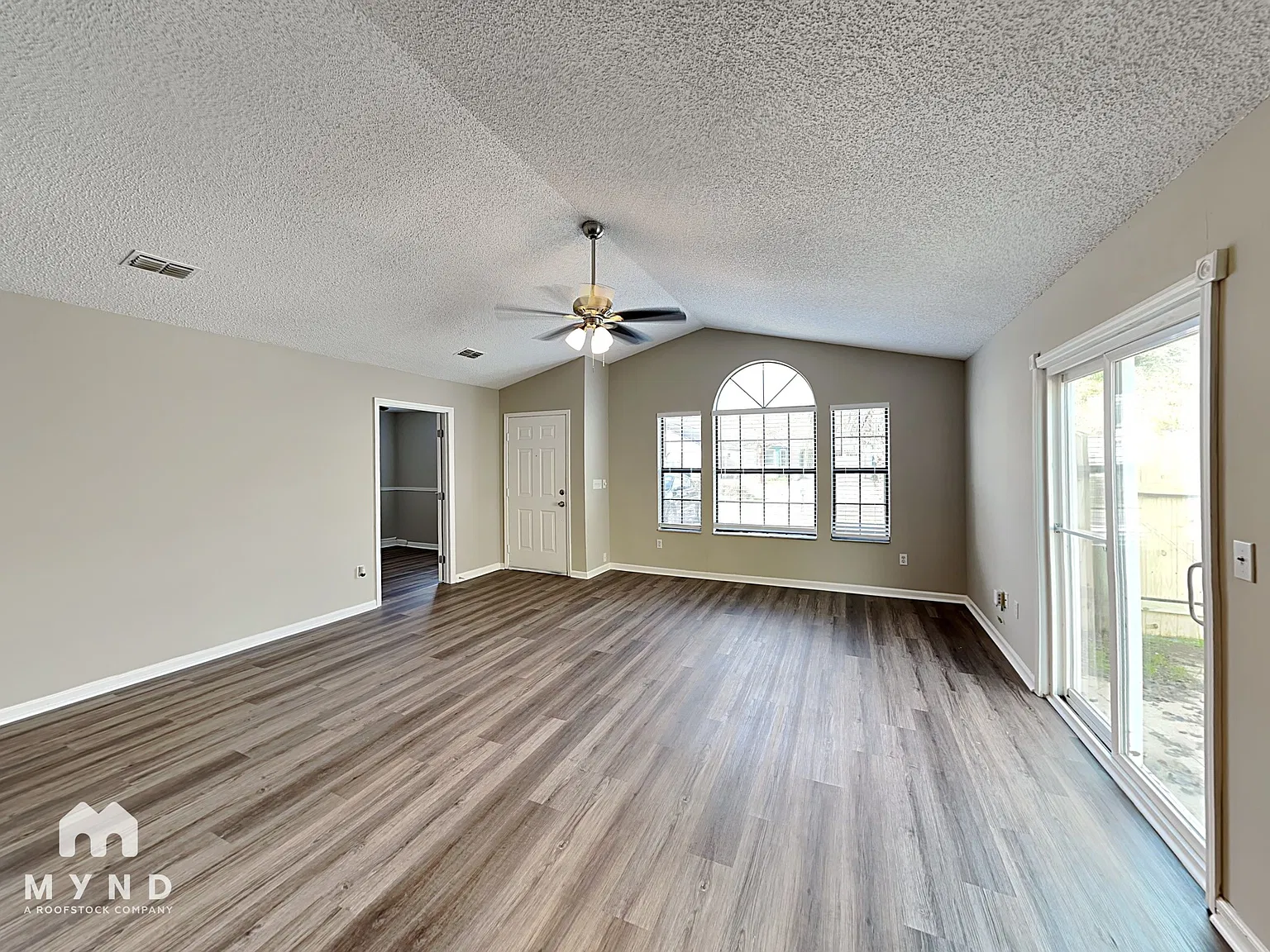 3 bed, 2.0 bath, 1361 sqft, $1,779 — Photo 3