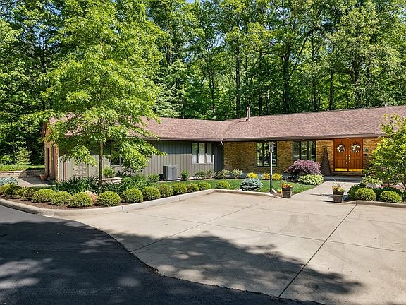 5th image of 1833 Hanley Rd
