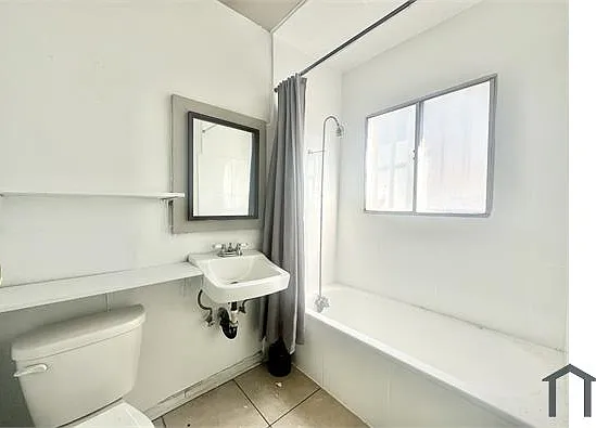 2651 1/2 S Cloverdale Ave — Photo 4