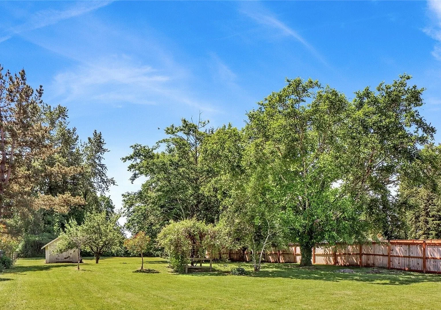 Spacious 4 Bedroom, 2 Bathroom Home — Photo 3