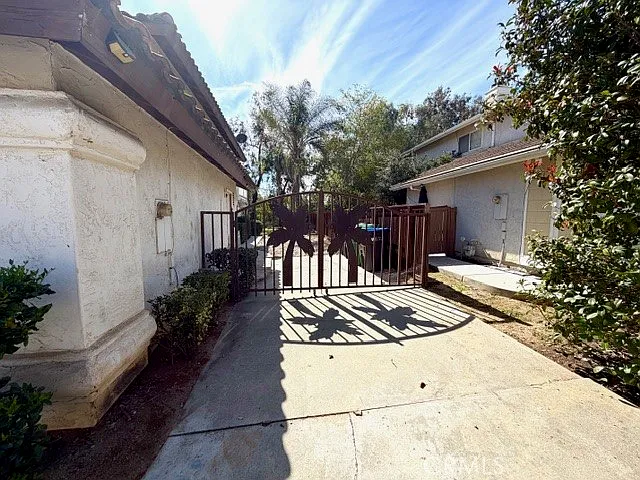 25455 Knollwood Dr — Photo 2