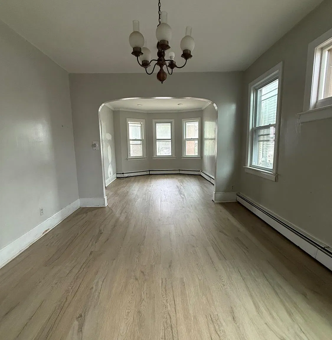 3 bed, 1.0 bath, 2272 sqft, $3,000 — Photo 2