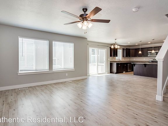 3rd image of 1729 W Valcrest Dr