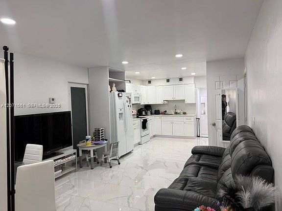 5th image of 846 W 32nd St #1