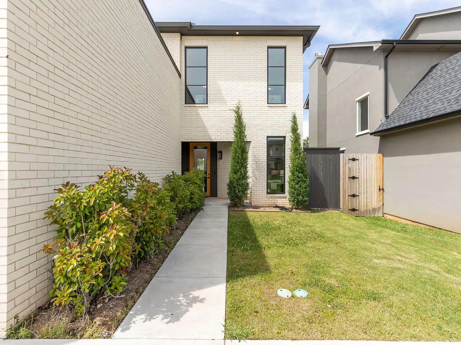 4 bed, 3.5 bath, 3400 sqft, $8,750 — Photo 2