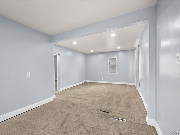 5th image of 3158 Hickory St