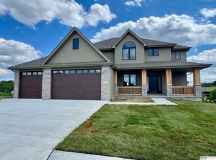 21729 Parkview Dr, Gretna, NE 68028