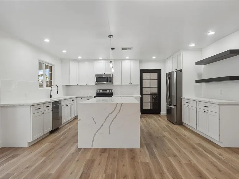 8525 E Clarendon Ave — Photo 7