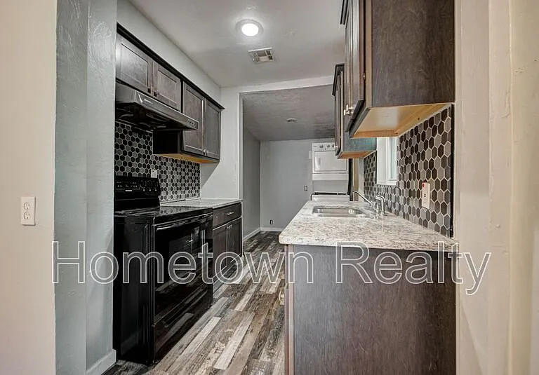 1801 E Madison St — Photo 12