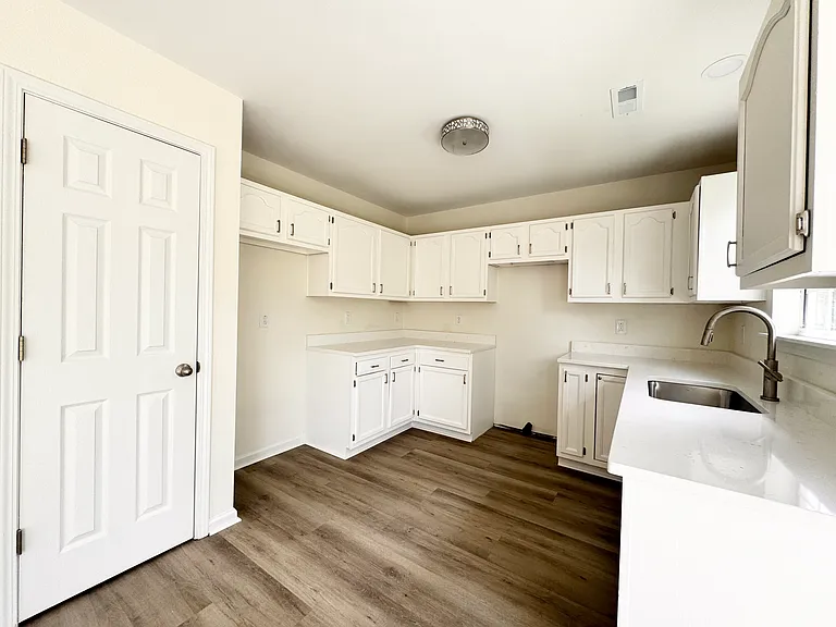 8413 Hirsch Dr — Photo 6