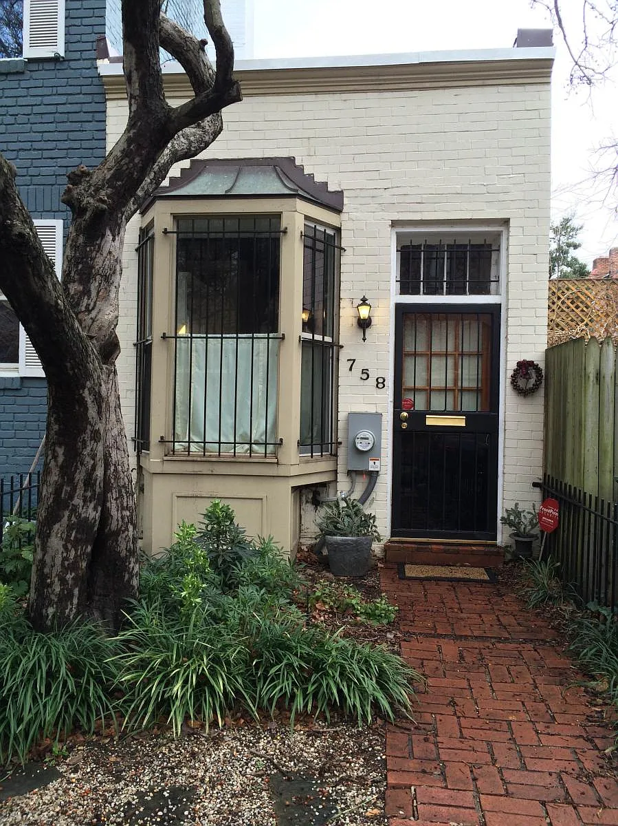 Carriage House - 758 9th St SE