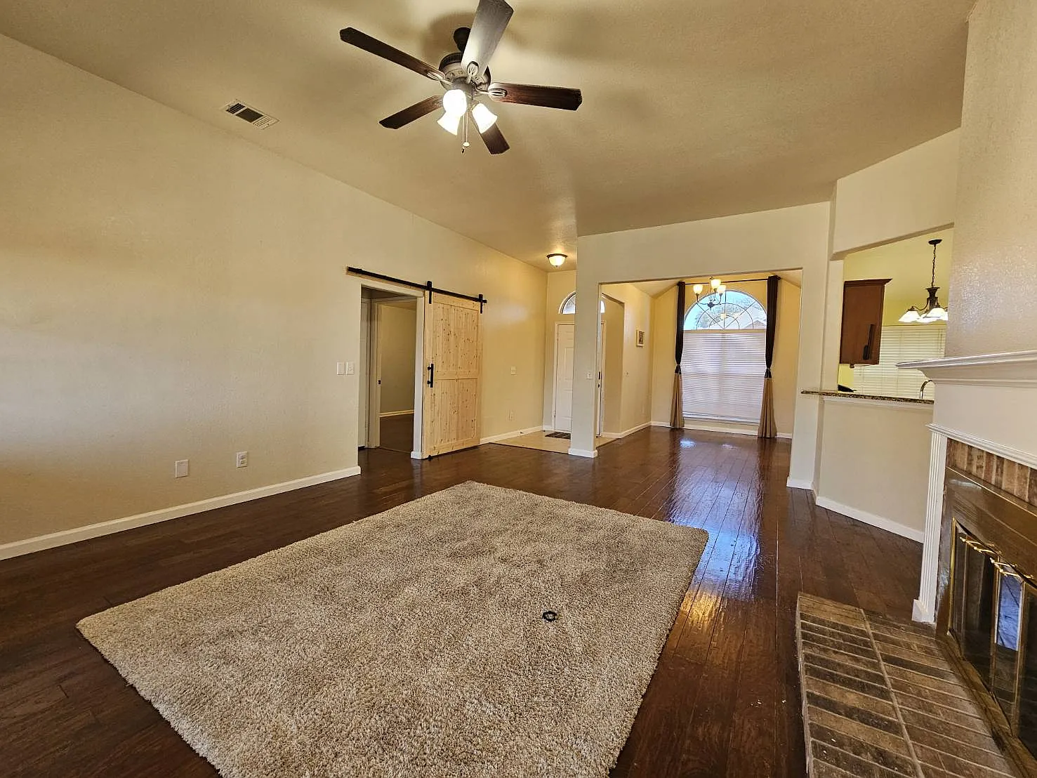 3 bed, 1580 sqft, $2,300 — Photo 4