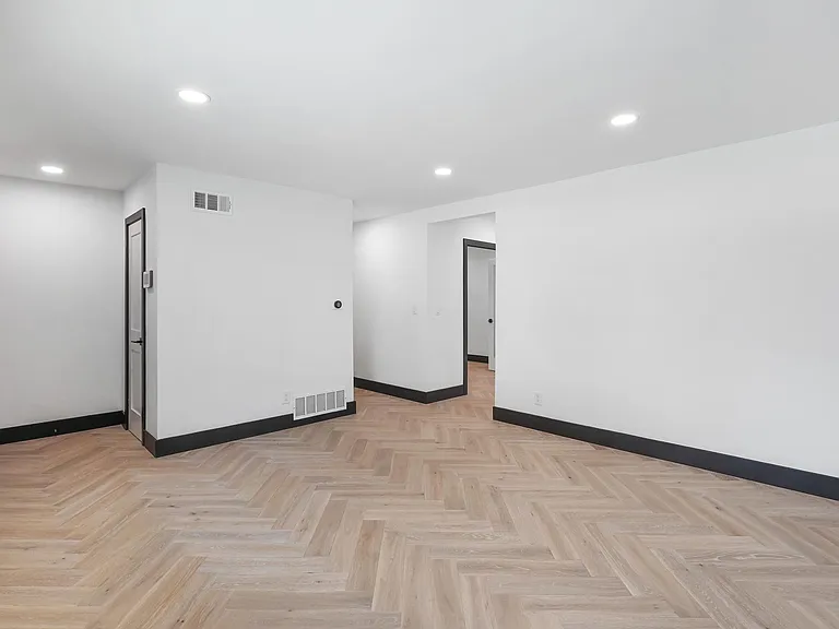 23807 Archwood St — Photo 32