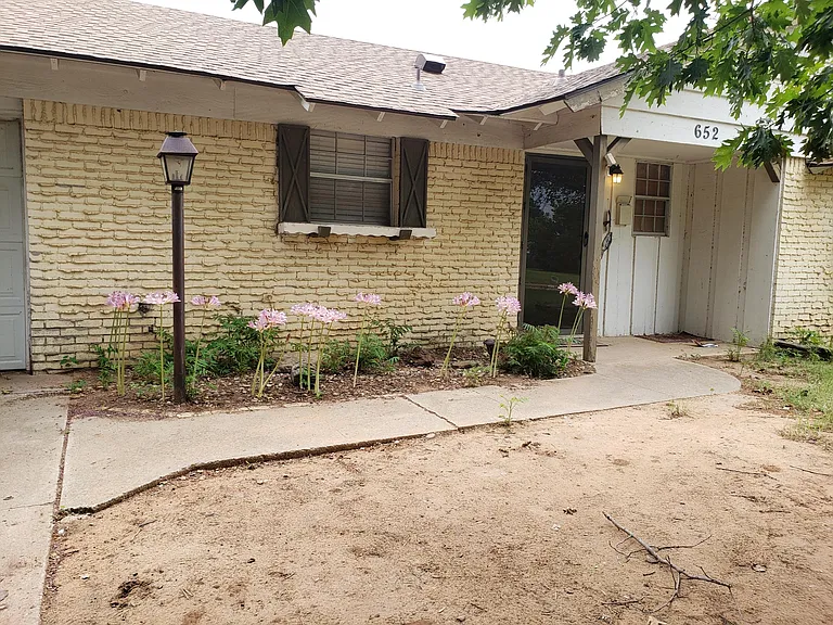 652 Lotus Ave — Photo 2