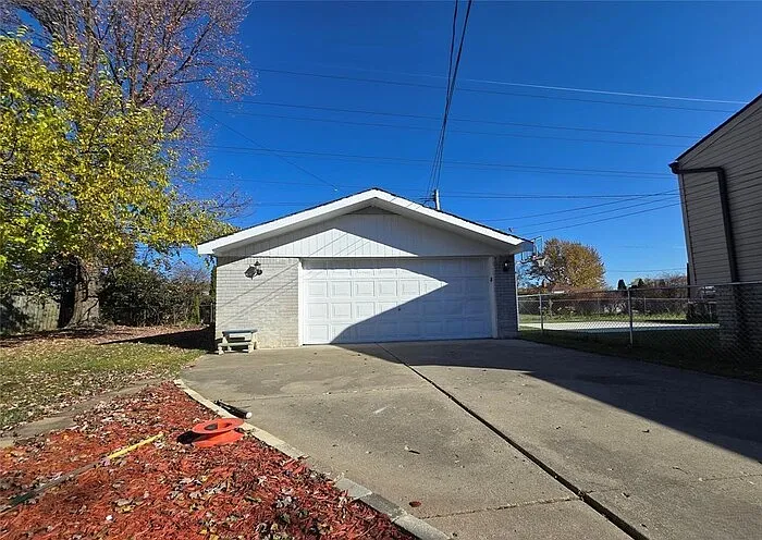 5 bed, 2.5 bath, 1600 sqft, $2,500 — Photo 3