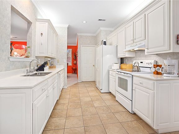 4th image of 9 Ivy Cir