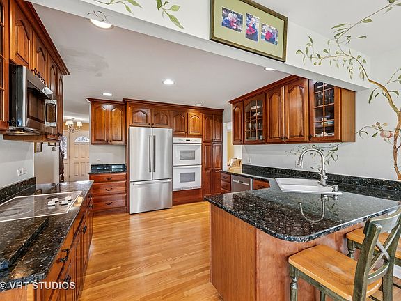 5th image of 310 E Clarendon St