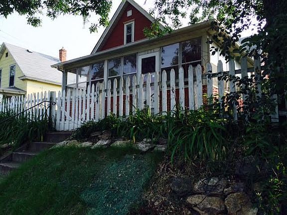 5th image of 1034 Chatsworth St N