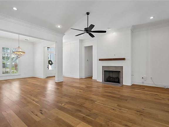 5th image of 224 Chateau Papillon Dr
