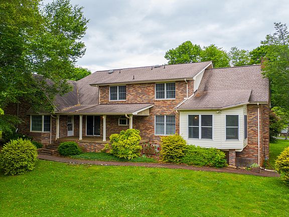 5th image of 3014 S Hills Dr