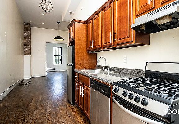 3rd image of 167 Stanhope St APT 3L