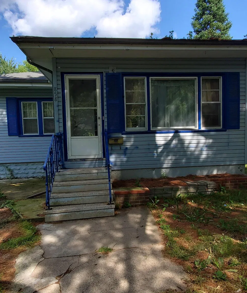 3 bed, 2100 sqft, $2,100 — Photo 2