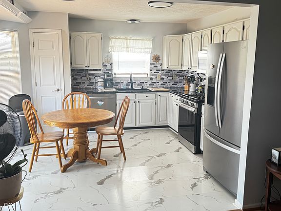 5th image of 1009 Honeysuckle Dr