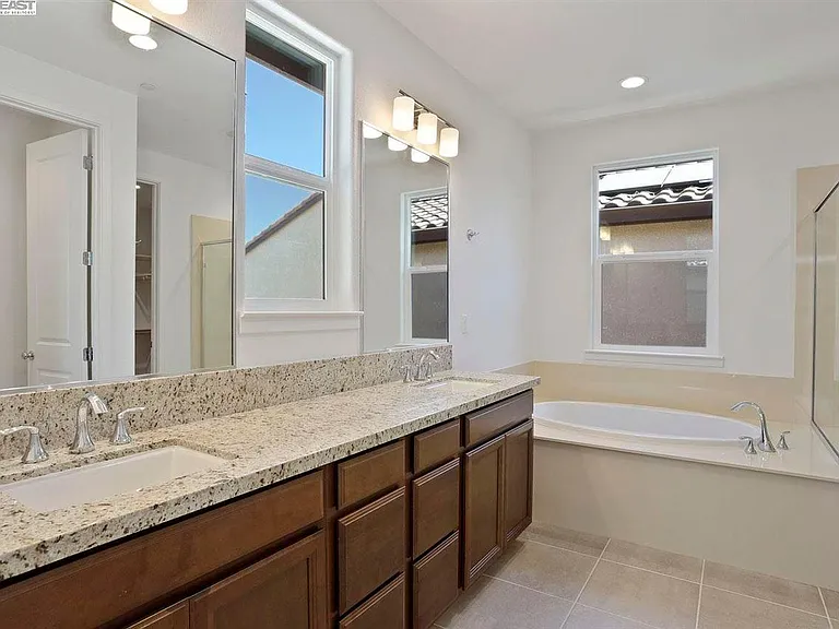 107 E Vince St — Photo 10