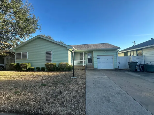 7209 Sycamore Dr, Galveston, TX 77551