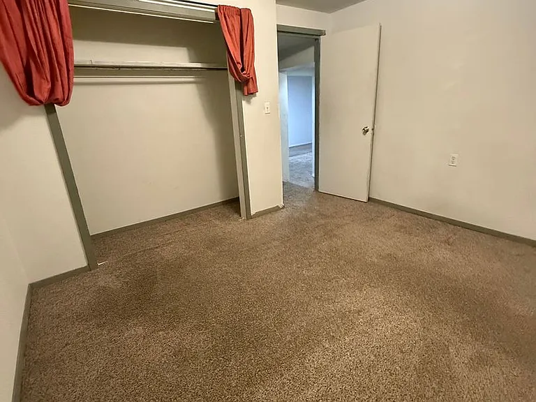 402 W Mercury St — Photo 17