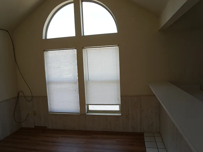 1524 Indianola Ave — Photo 11