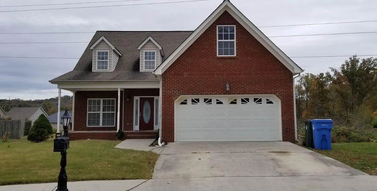 1718 Sterling Oaks Ln — Photo 1