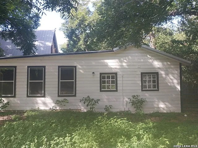 3 bed, 2.0 bath, 2711 sqft, $1,950 — Photo 2