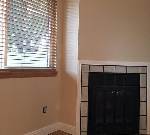 5th image of 298 S Taft Ct