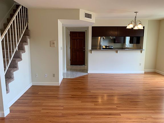 4th image of 605 Geneva St Unit 10