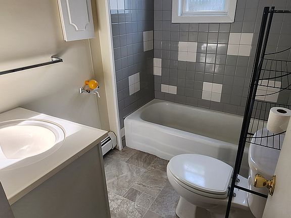 Full bath w. tub & shower