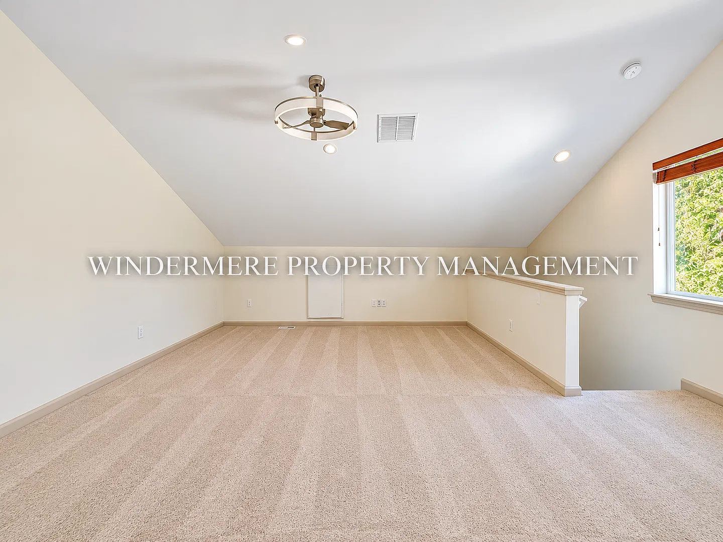 Spacious Town home in a convenient CK location, close to schools, shops, and freeways — Photo 4