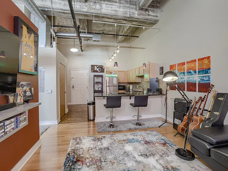 321 W 7th St #208 — Photo 7