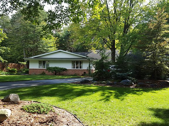 3rd image of 909 Sterling Dr