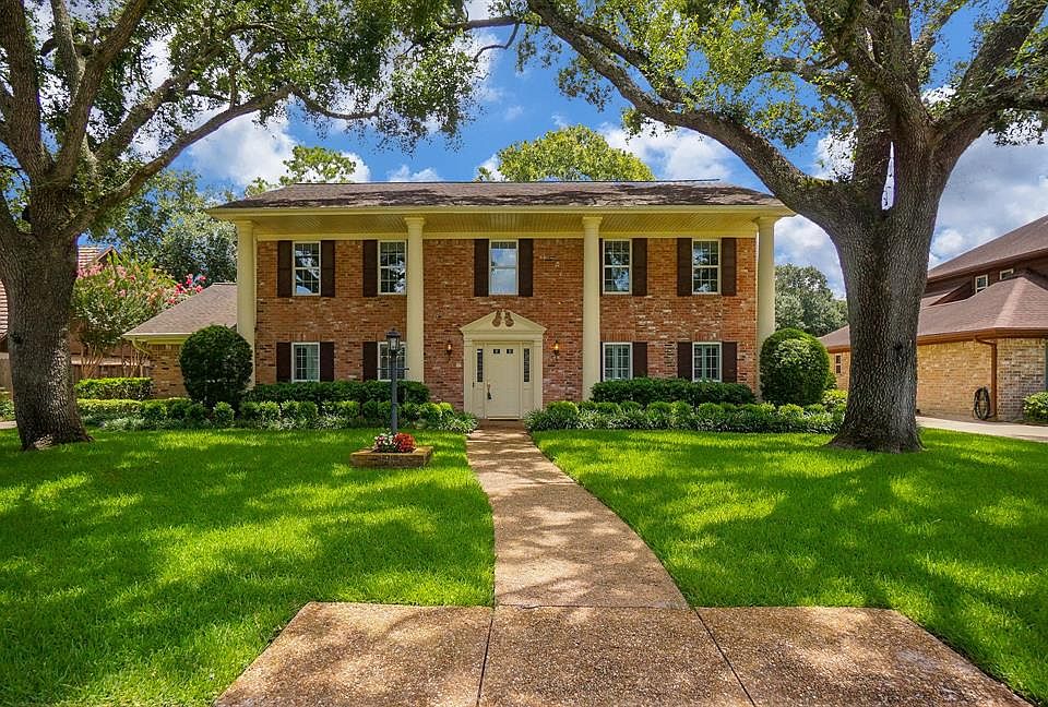 Stately Colonial home on large lot in Sugar Creek