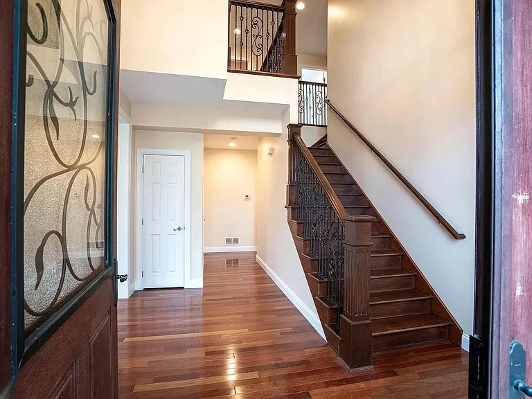 120 Meadowview Dr — Photo 3
