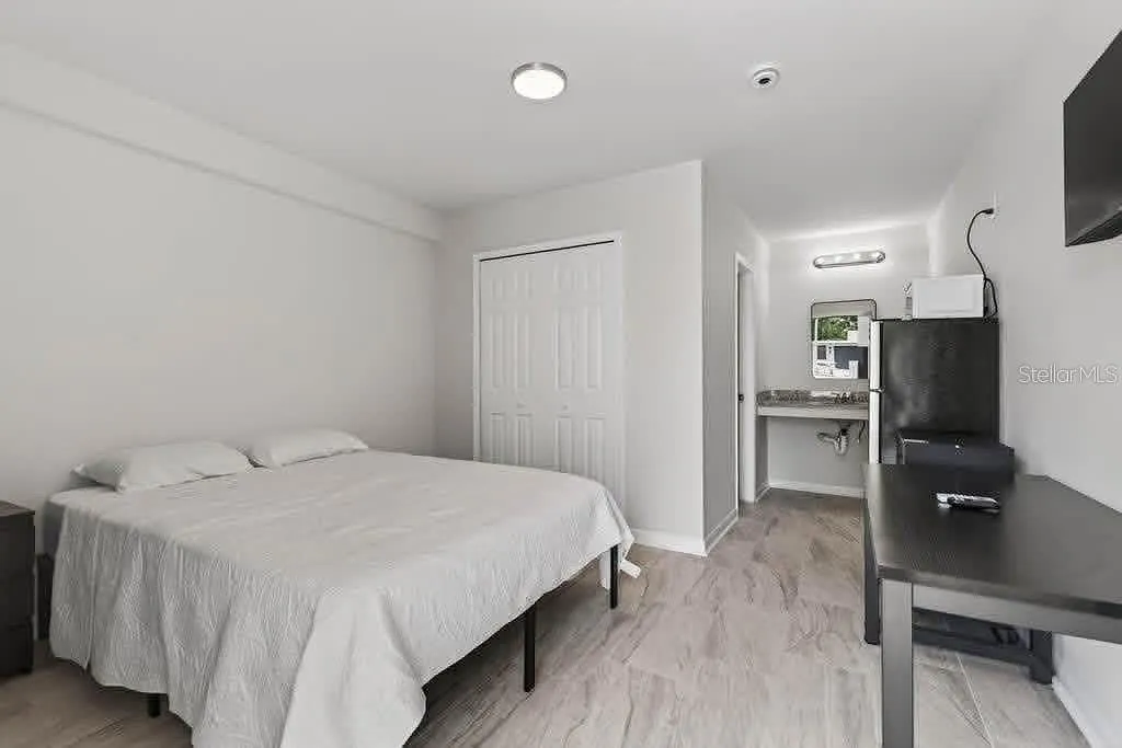 Studio, 1.0 bath, 185 sqft, $900 — Photo 2