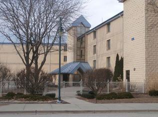 130 W Wisconsin Ave UNIT 011, Pewaukee, WI 53072