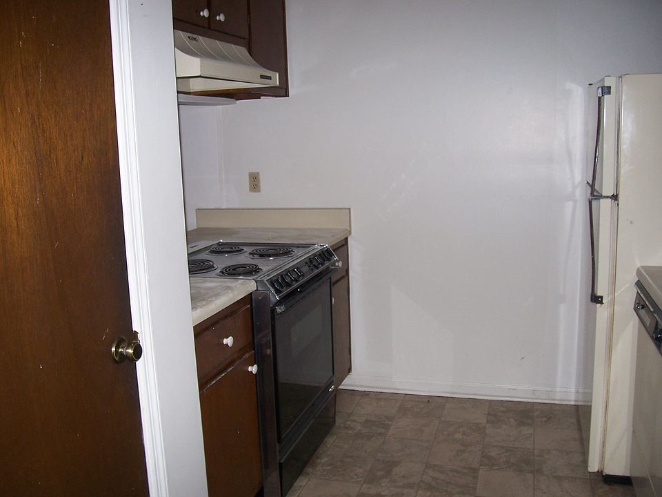 2nd image of 3072 Mission Rd