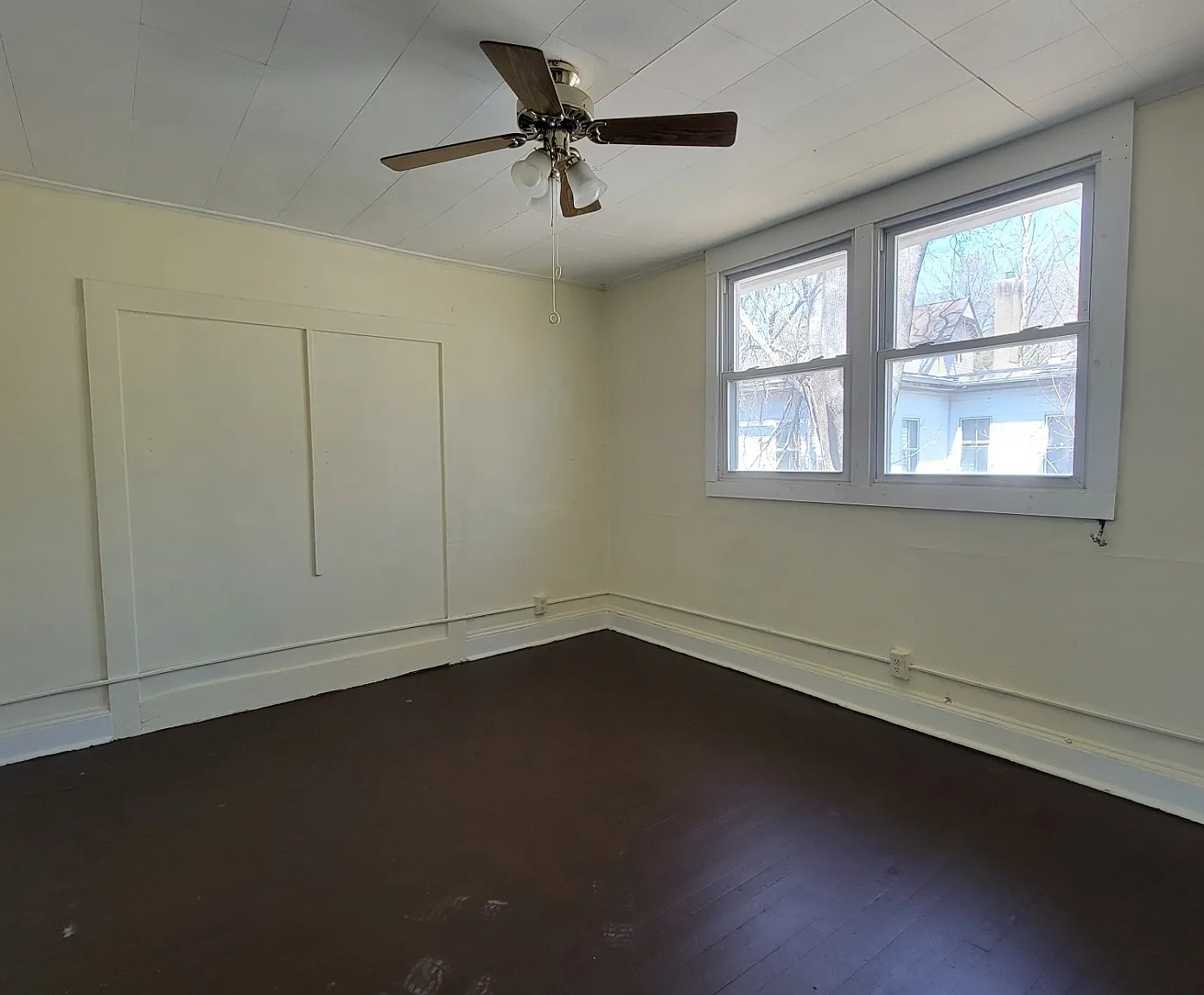 3 bed, 1.0 bath, 3389 sqft, $1,400 — Photo 2