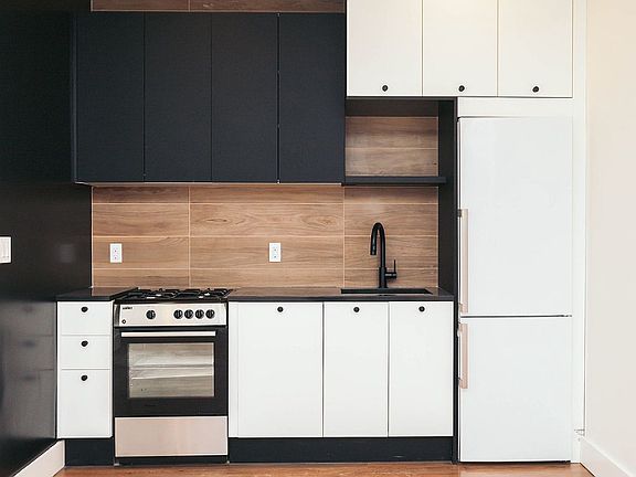 3rd image of 1499 Jefferson Ave #4R