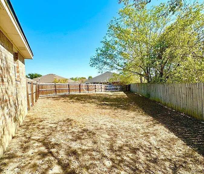 2315 Windy Cir — Photo 18